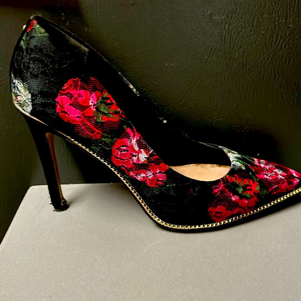 BCBG pumps